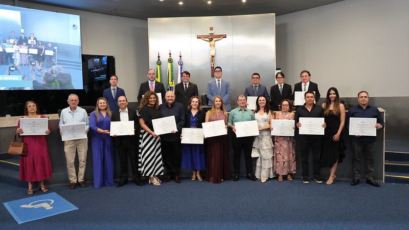 Foto de grupo com certificados na comemoração dos 35 anos da Mega Imóveis